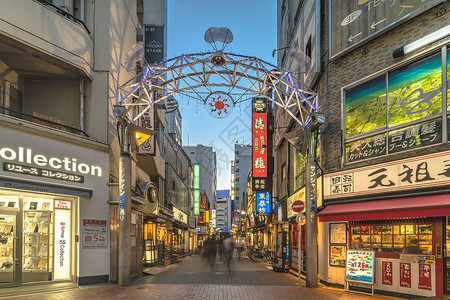 日本广告阳光中央街入口连接处的灯光入口入口处广告城市购物景观商业树木街道蓝天城市生活广场背景