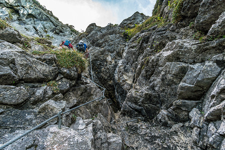 徒步和爬上泰格尔堡太阳顶峰海岸登山者远足铁索乐趣压力高山运动背景图片