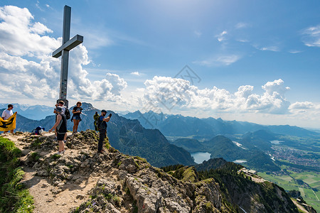 徒步和爬上泰格尔堡悬崖旅行高山农村岩石登山者森林全景铁索爬坡背景图片