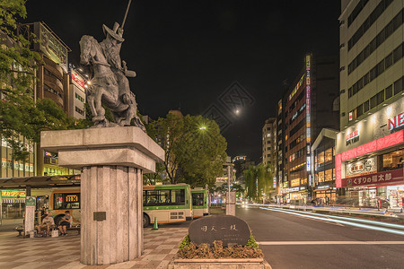 Nippori火车站前广场的夜间景色高清图片