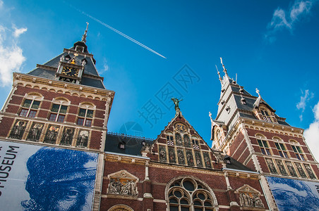 荷兰国立博物馆位于阿姆斯特丹的Rijkmuseum及其花园和周围环境瓦片博物馆城市喷泉屋顶天空雕像正方形市政文化背景