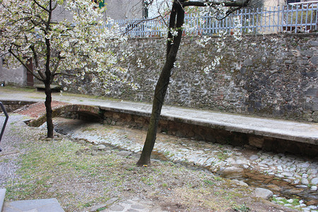 陕历博在古代中世纪村的莫扎诺博尔戈的一个Mozzano 在托斯卡纳风景中的石头和岩石上建造的被毁坏的道路城堡国家历史旅游地标农村旅行历背景
