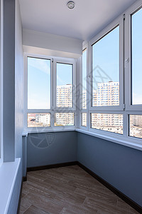 关于高楼大楼内小型紧凑阳台的一般看法;背景图片