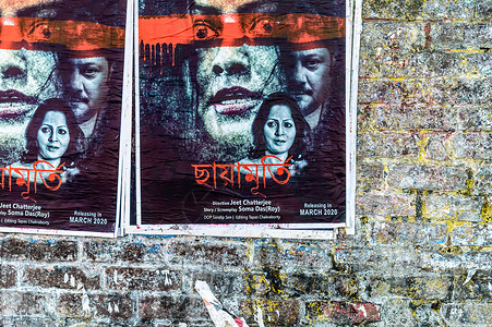 电影节海报孟加拉语 Tollywood 印度电影海报在城市街道的旧砖墙上 加尔各答 西孟加拉邦 印度 南亚太地区 2020 年 3 月手工背景
