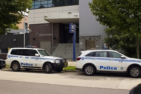 当地警察局外的两辆警用车辆高清图片