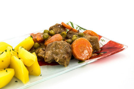 比利时用胡萝卜和豌豆在啤酒中炖牛肉桌子萝卜蔬菜代沟肉汁晚餐美食土豆德语汽水背景图片