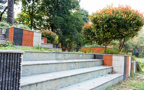 大理石岩石制作了公园的台阶和楼梯 公园长椅装饰着花卉图 住宅草坪区的前院或后院绿色设计元素 建筑与自然摄影背景混合背景图片