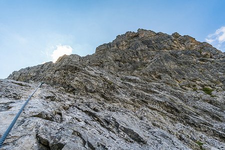 在美丽的坦海姆山谷中徒步旅行和攀登运动蓝色伤痛冒险全景山地行地标高山路线外表背景图片