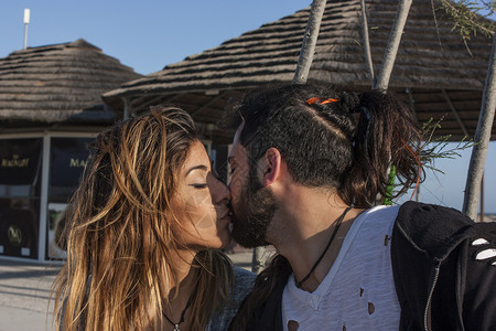 订婚夫妇亲吻 2背景图片