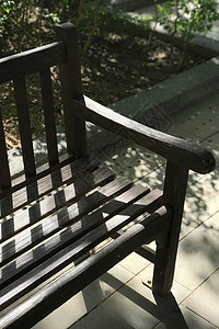 花园深褐色木桌椅 有光和影子背景图片