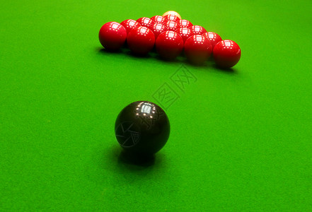 游戏竞赛的螺旋球在绿桌上特写背景图片