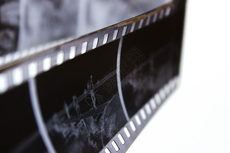 黑白电影胶卷在螺旋的老黑白影片在白色背景 老复古片 非常老的黑白电影照片胶卷摄影相机古董磁带边界娱乐工作室幻灯片背景