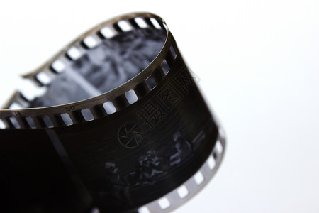 黑白电影胶卷在螺旋的老黑白影片在白色背景 老复古片 非常老的黑白电影摄影师投影仪娱乐体重边界模拟摄影胶卷艺术磁带背景