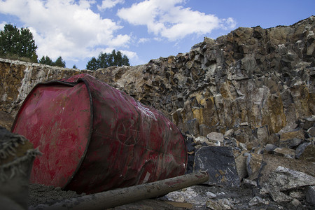 玄武岩柱 红色金属桶 石材开挖 重工业自然高清图片素材