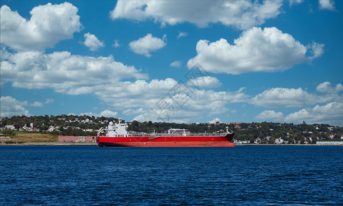 蓝水红船背景图片