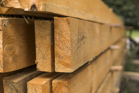 木制面板存放在一个工业仓库外 储存在金属悬架上 用于建筑和建筑团体木材木头镶板生产车厢硬木床单构图店铺销售量高清图片素材