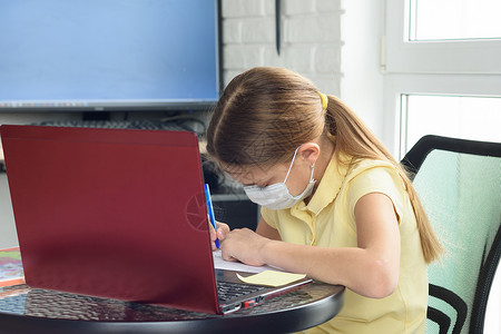 女孩履行在线接收的教师任务 执行教师的任务背景图片