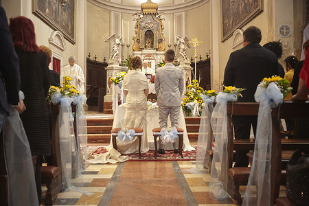教堂仪式上的新婚夫妇 2高清图片
