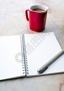 螺旋笔记本和咖啡杯的空白页空白日记咖啡教育红色办公室杯子笔记背景图片