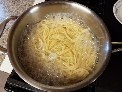 锅炉上沸水中的意大利面条午餐烹饪沸腾气泡火炉高清图片