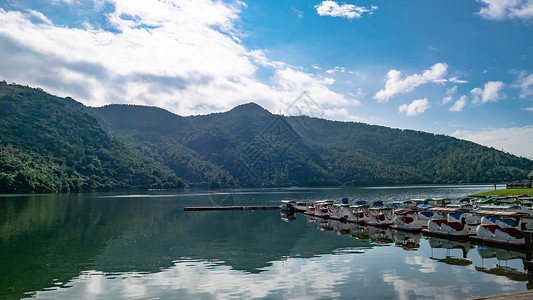 台湾Hualien的Liyu湖风景地区 有山地背景天空高清图片素材