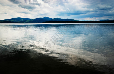 湖上黑暗的天空自然高清图片素材