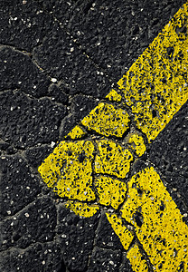 黑色线条裂纹沥青上的黄线黄色材料线条对角线黑色街道石头城市路面墙纸背景