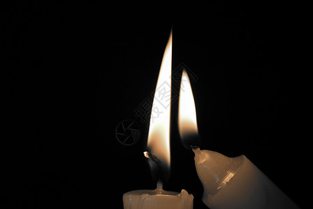 黑色背景的两根蜡烛火焰背景图片