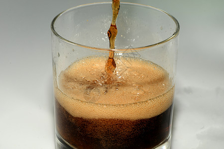 将碳酸的饮料倒入玻璃杯中苏打精灵背景图片