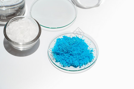 实验室桌上有化装化学成分的化验表蓝色液体疫苗化妆品器皿温泉玻璃化学品科学卫生背景