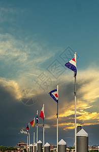 日落天下航行旗线背景图片