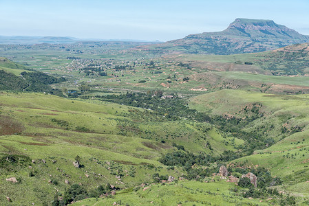 德拉肯斯从查看 通往 Mahai 的路径是可见的晴天旅游爬坡爬山农村闲暇风景小路阳光娱乐背景