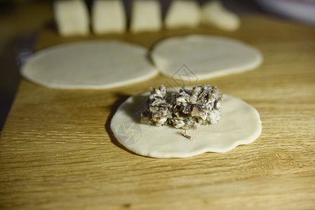 软蘑菇和鸡肉在面团上融化饺子食物房子水饺点心螳螂食谱餐厅午餐桌子背景图片