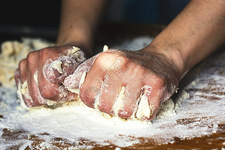 将面粉卷在木板上 用女性的手打磨面粉面团食谱厨师蛋糕手工烘烤烹饪木头面包食物乡村健康高清图片素材