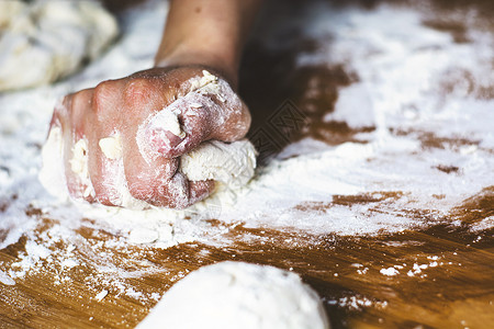 女性用手在木板上滚动面粉面团 将面粉卷在木板上乡村手工女士粉末厨师厨房小麦面包师烘烤烹饪揉捏高清图片素材