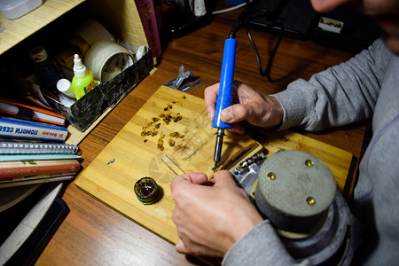 飞利浦工人记录高清图片