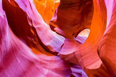 附近纳瓦霍保护区的羚羊峡谷岩石曲线旅游石头阳光砂岩地质学风景洞穴阴影背景图片