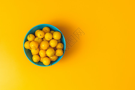 bl 鲜黄樱桃李制作的创意夏日图案果汁生活艺术框架团体食物李子蓝色柠檬插图背景图片