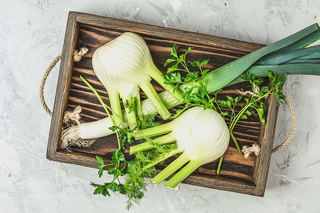 木盒子里有芬内尔灯泡 和面食蔬菜植物乡村韭葱香菜草本植物饮食农业沙拉烹饪背景