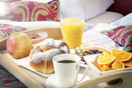 早餐在旅馆床上高清图片