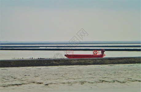 在北海漂浮的红船背景图片