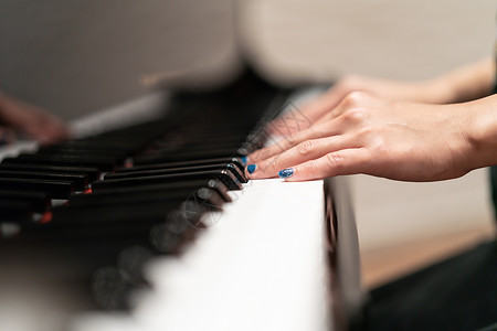 妇女手握在经典钢琴键盘上黑色娱乐音乐音乐家象牙蓝色女性白色钢琴家笔记旋律高清图片素材