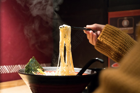 拉面在筷子上拉面 握着女人的手 食物和饮料白色盘子衬衫美食运动午餐红色面条抓住高清图片素材