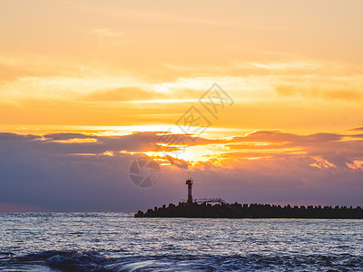 离地平线有多远在俄罗斯索契的黑海上 美丽的日落 灯塔和海鸥的轮廓在栏杆上海景海岸海浪石头蓝色阳光岩石太阳太阳光橙子背景