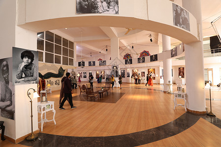 图片展框架收藏文化地面画廊社论游客照片房间拉巴背景