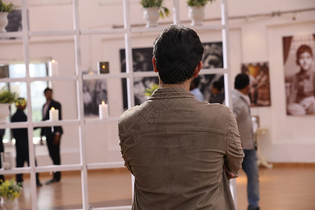 图片展房间展示地面画廊展览拉巴相片女孩游客收藏背景图片