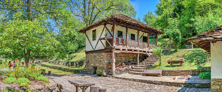 保加利亚Etar村的旧传统老屋 保加利亚森林树木博览会建筑吸引力烟囱人种学历史房子遗产背景图片