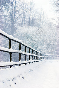 特写被软雪层覆盖的栏栏杆 英国背景图片