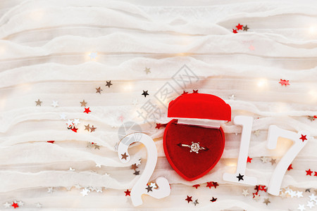 新年2017 白布背景 红礼盒的订婚金钻环 适合情人节和新年快乐卡片 顶级视图 平铺 文本位置纸屑婚礼白色盒子展示钻石火花珠宝织背景图片