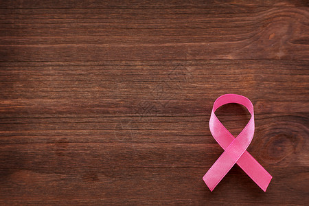 粉红丝带 - 乳腺癌意识的象征 木制背景背景图片